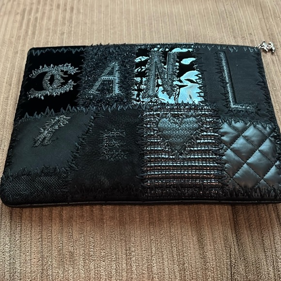 CHANEL Black clutch, rare. Large inside with big zipper compartment. - Picture 1 of 7